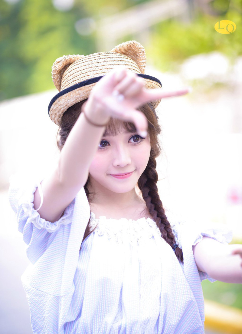 “铛铛~噗~”虎卫统领在开口的瞬间已经感觉到危机降临，也顾不得其他，百战余生磨练出来的本能在那一瞬间，本能的挥动手中的战刀，将两枚激射而来的弩箭磕飞，他的本能救了他一命，但身旁的副统领就没有这么好命，眉心处被一枚短箭贯穿，留下一个血洞，箭锋从后脑勺冒出来，死不瞑目的瞪着前方，魁梧的身体就那么直挺挺的栽倒下去。